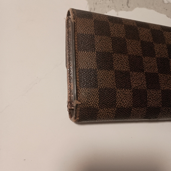 Authentic Louis Vuitton Damier Sarah Longwallet - Picture 5 of 12